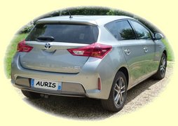 L'arrire de la Toyota Auris Hybride version Feel