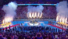 HandBall: remise de la Coupe à l'Equipe de France sur le podium