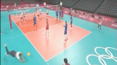 volley quart de finale: Tillie plonge pour aider son équipe volley quart de finale: Tillie plonge pour aider son équipe