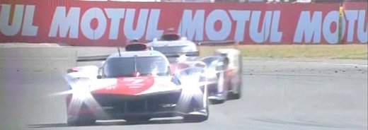 la Toyota hybride numéro 7 en vainqueur suivie de la numéro 8 la Toyota hybride numéro 7 en vainqueur suivie de la numéro 8